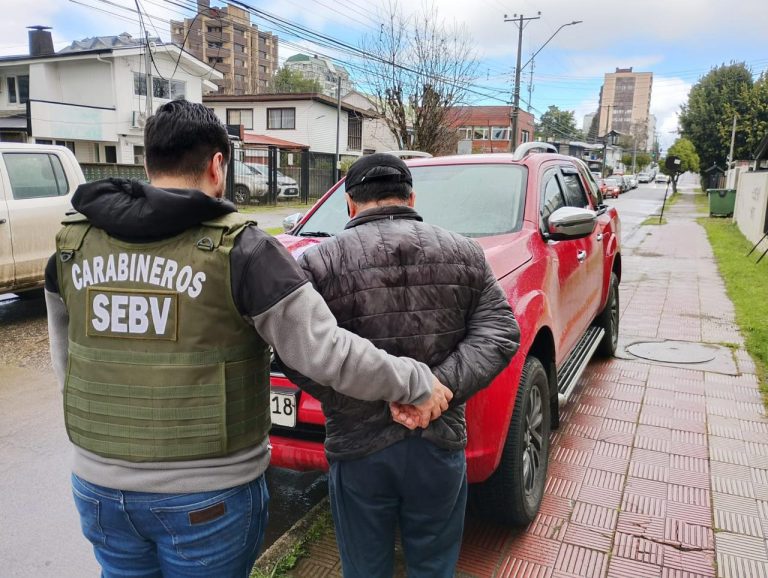 Carabineros SEBV detuvo en Valdivia a conductor con camioneta robada y patentes falsificadas