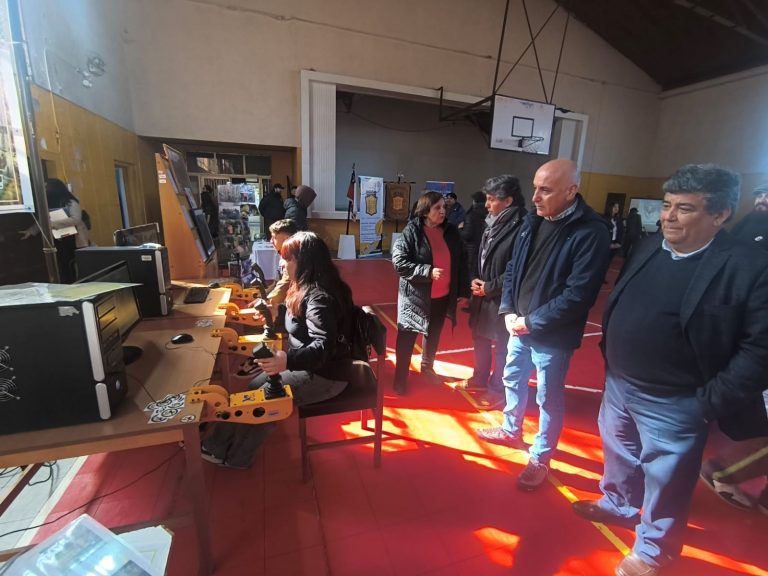 Establecimiento técnico-profesional fortalece alianzas en feria de especialidades