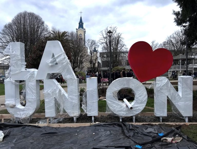Comenzó la instalación de las letras de La Unión en la Plaza de la Concordia