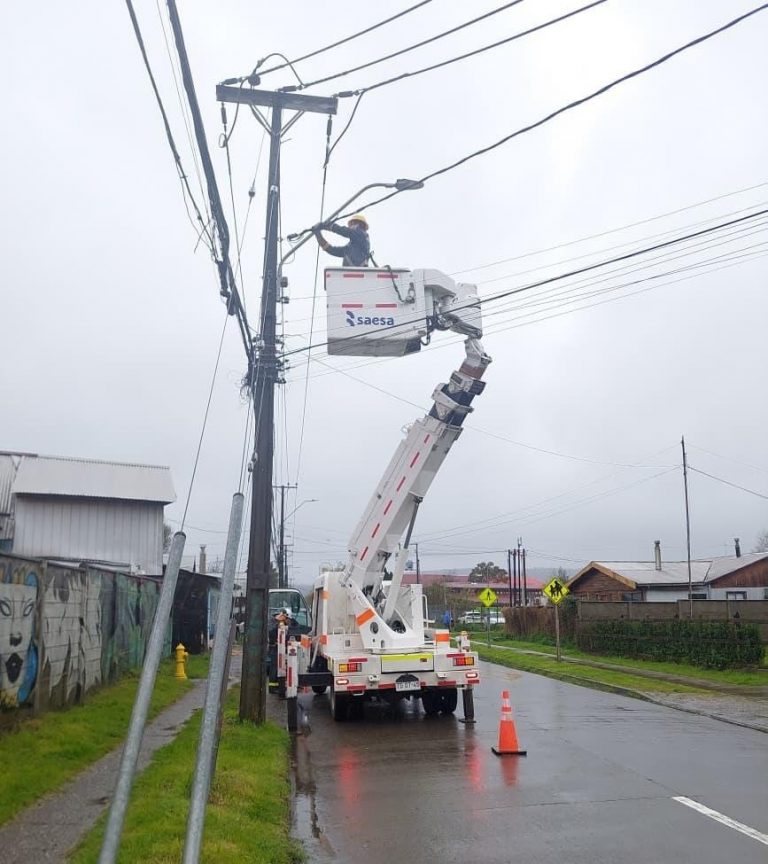 Tras paso de sistema frontal Saesa trabaja en la reposición del servicio eléctrico en Los Ríos