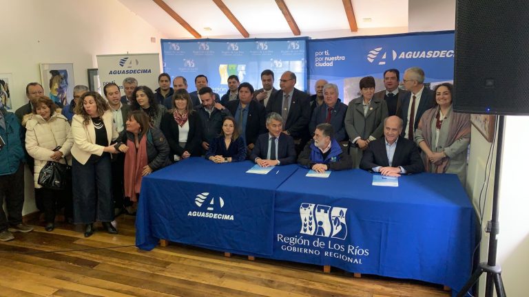 Aguas Décima y Gobierno Regional firman convenio histórico para ejecutar proyectos sanitarios