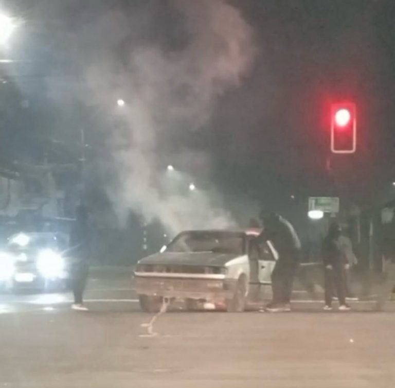 Tres vehículos incendiados y un detenido dejaron incidentes durante conmemoración del 11 de septiembre