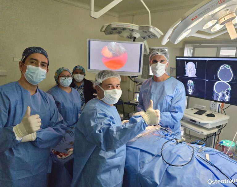 Hospital Base Valdivia realiza exitosa cirugía con técnica mínimamente invasiva en paciente con tumor nasal