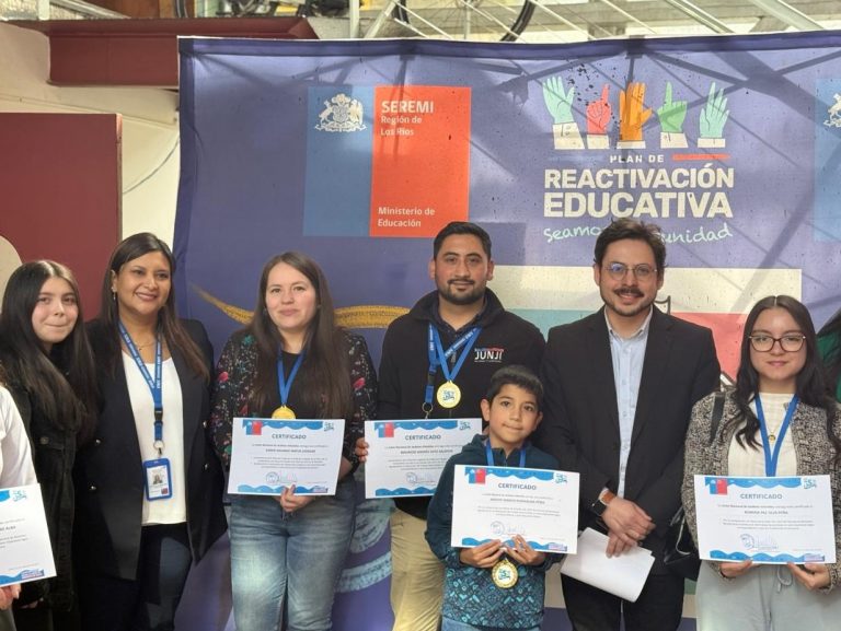 JUNJI Los Ríos premió la excelencia académica con la entrega de Becas Bienestar 2025