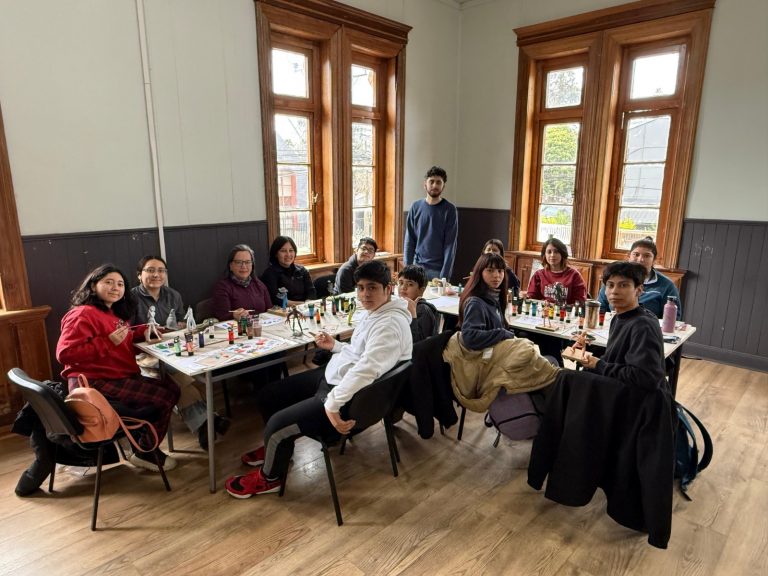 Dirección de Extensión Cultural y Turismo desarrolla taller de modelado visual con artista Leandro Araneda