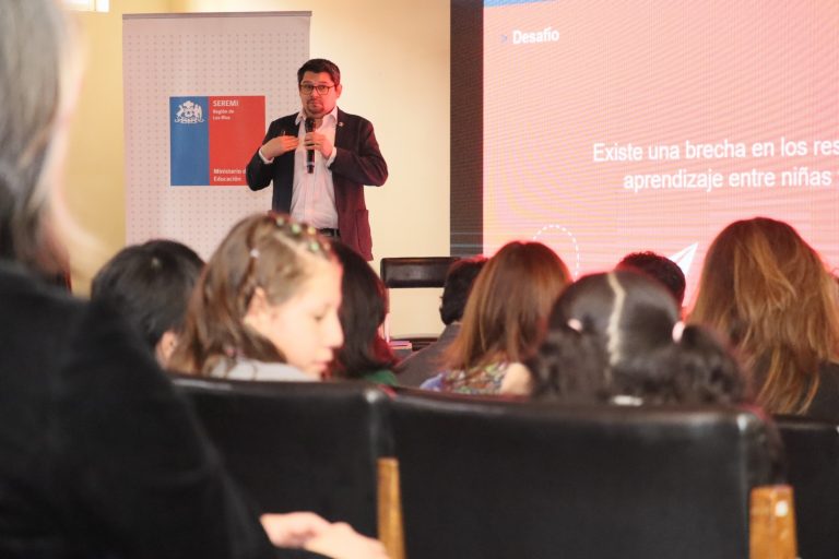 Valdivia fue sede de jornada para combatir brechas de género en la lectura escolar