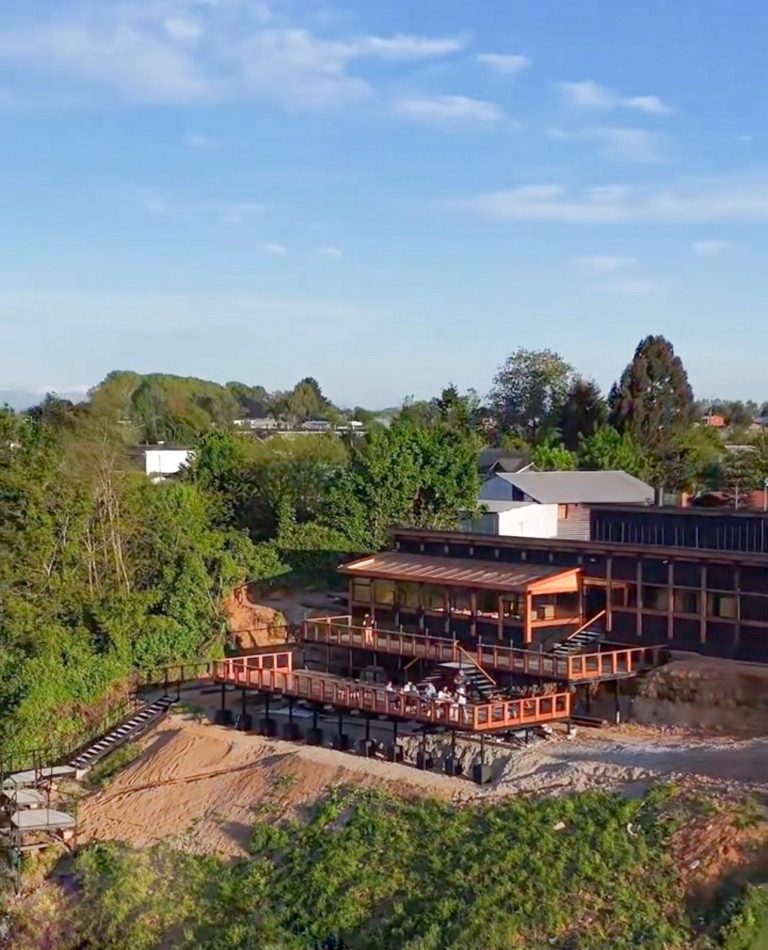 Corte de Apelaciones ordena al Municipio de Río Bueno pronunciarse sobre la patente de alcoholes de Río Restobar