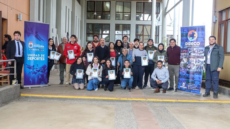 Un impulso al esfuerzo: deportistas de Mariquina reciben beca municipal