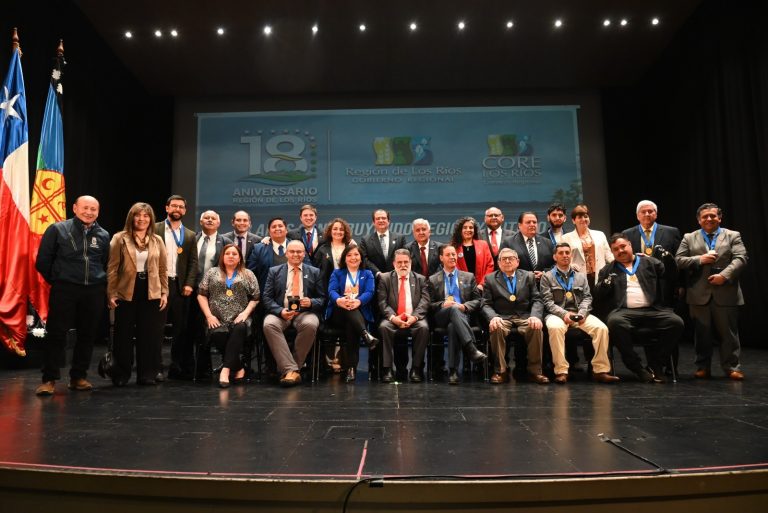 Gobierno Regional conmemoró 18 años de vida regional con homenaje a personas e instituciones