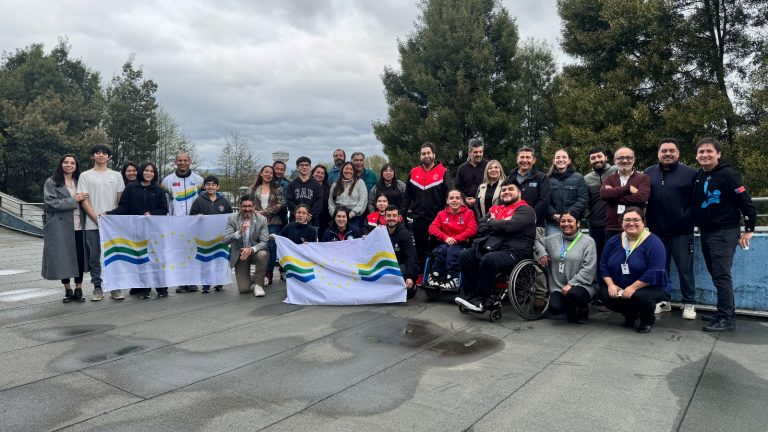 Deportistas de Los Ríos recibieron banderas para competencias internacionales