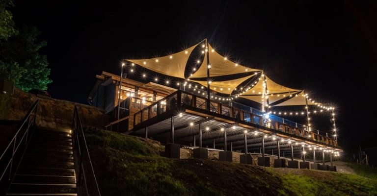 Río Restobar busca renovar su patente de alcoholes pese a condena que inhabilitaría a su dueño y representante legal