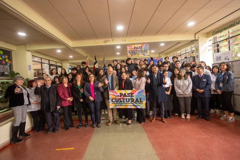 Estudiantes de Liceo Técnico de Valdivia activaron su Pase Cultural en jornada liderada por la ministra de las Culturas