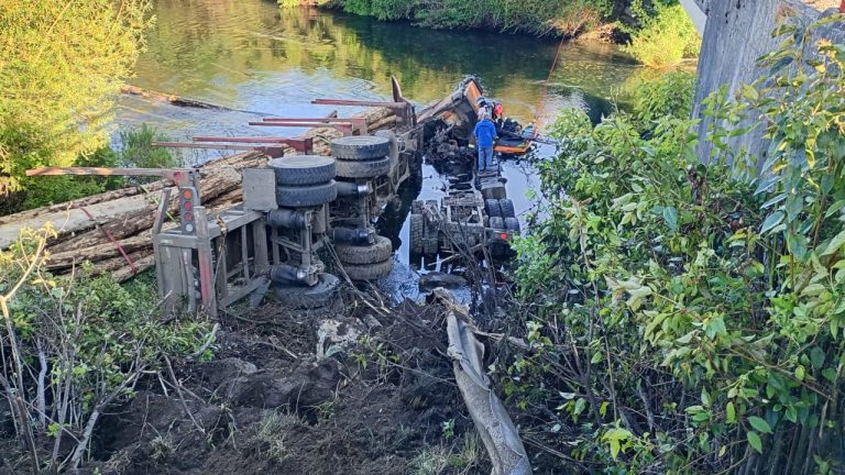 Accidente en ruta T-85 deja dos conductores lesionados en sector Calcurrupe Bajo