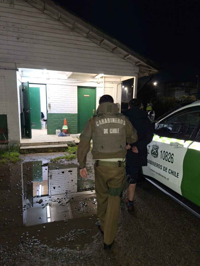 Por robo a domicilio de calle Errázuriz, Carabineros detuvo a 2 adultos