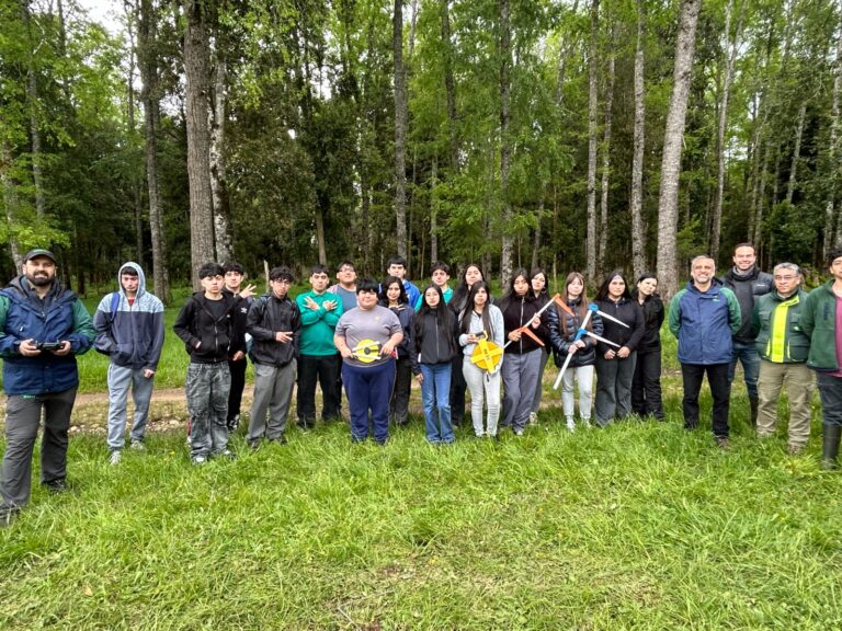 CONAF Los Ríos realizó en Río Bueno innovador «Día de Bosque» con estudiantes