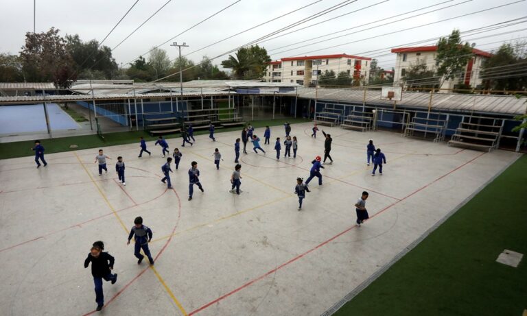 Desvinculación alcanza su mínimo histórico a nivel nacional: 2024 es el año con menos estudiantes que abandonan el sistema escolar