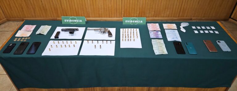 Carabineros SIP detuvo a 5 ocupantes de vehículo que portaban armas y drogas