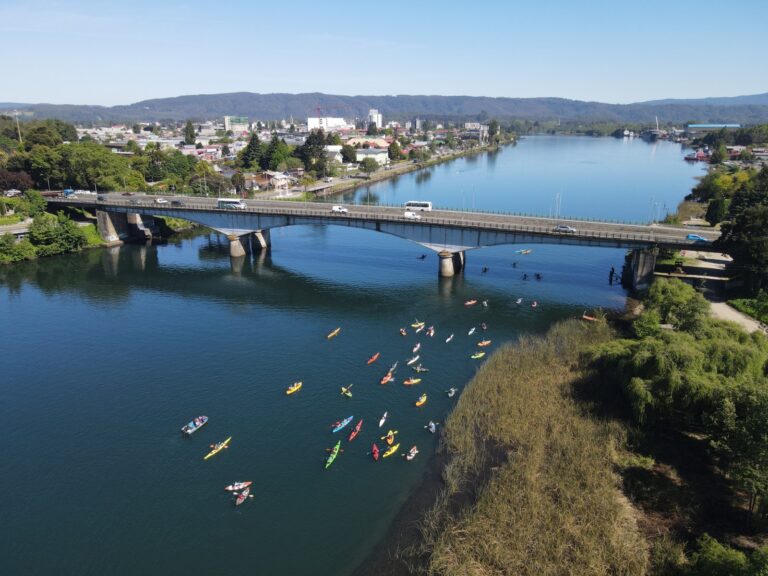 Con especial jornada de Kayak reconocieron a estudiantes de siete establecimientos de Valdivia por destacada asistencia a clases