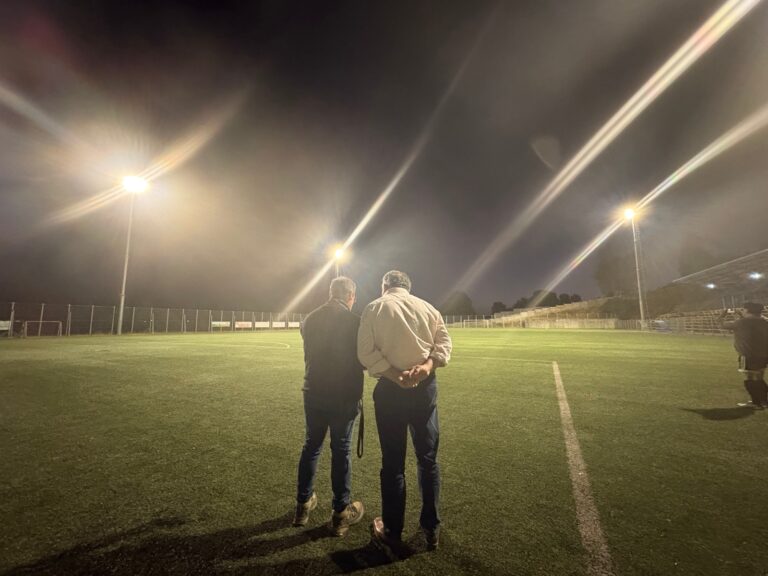 Municipio de La Unión mejora iluminación del Estadio Centenario con recambio de luminarias LED