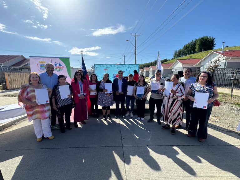 MINVU Los Ríos entregó 476 escrituras en Lanco y Río Bueno