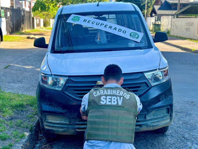 Carabineros SEBV Los Ríos encontró en Valdivia furgón robado en Macul