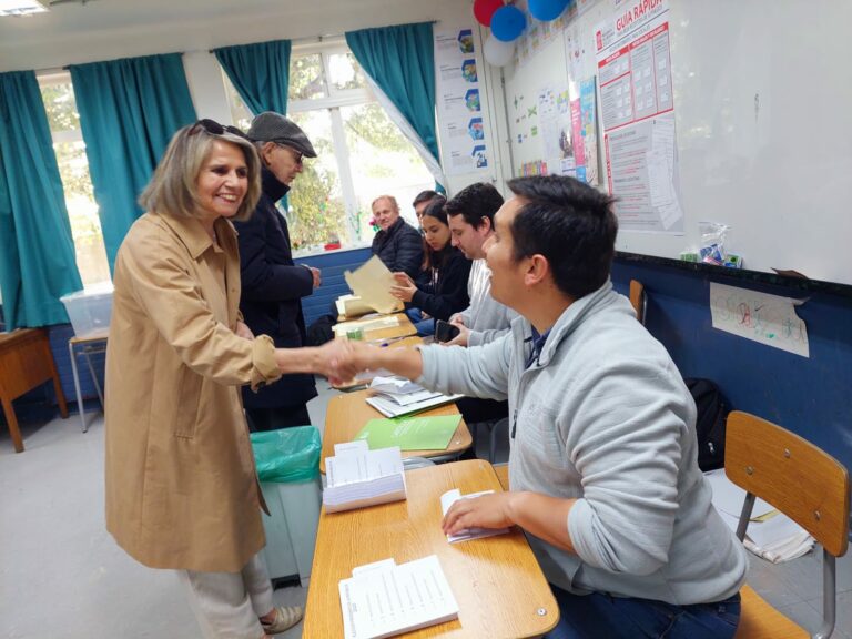 Autoridad provincial fue la primera en votar en su mesa