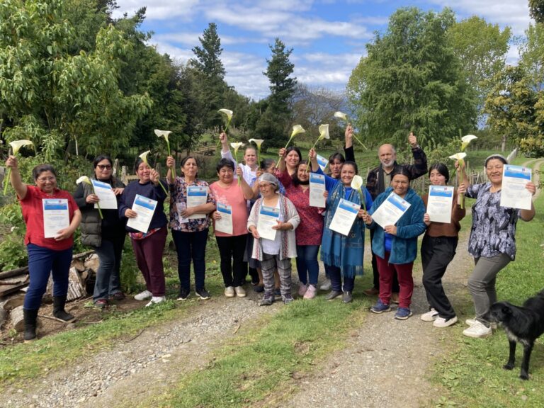 En taller de gastronomía mujeres de Isla Huapi aprendieron cómo aprovechar y conservar sus productos locales