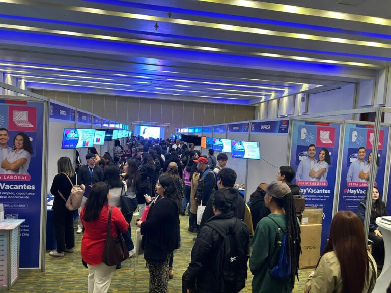 Cerca de mil personas participaron en la Feria Laboral del Sence Los Ríos que se realizó en Valdivia