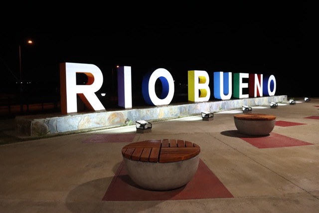 Río Bueno inaugura espacio de bienvenida con graficas comunales en el sector La Cantera