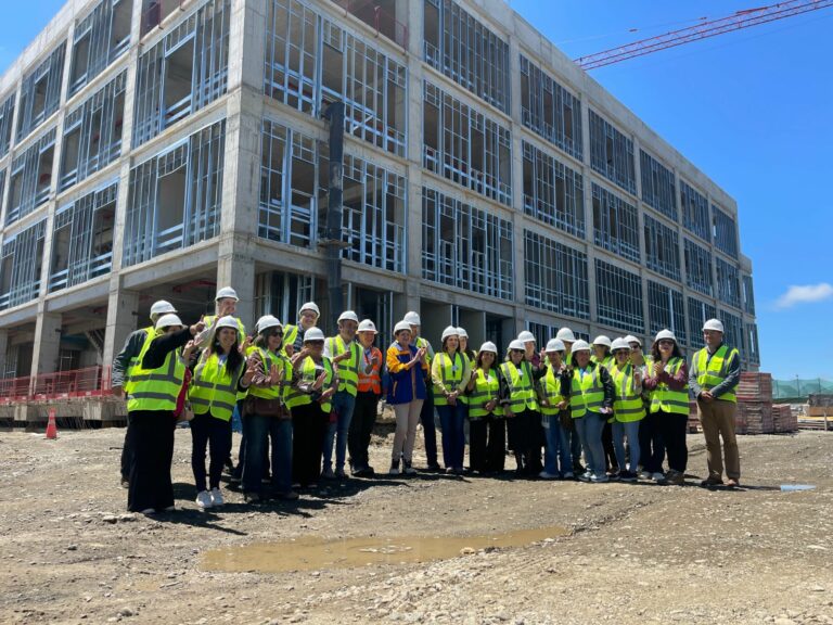 Autoridades y comunidad constatan avances de los nuevos hospitales de Río Bueno y Los Lagos