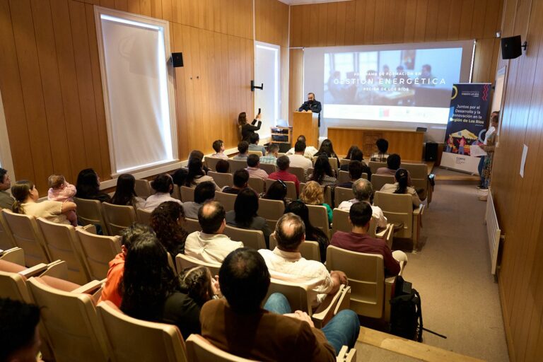 Mujeres impulsan la transición energética regional tras egresar de programa especializado