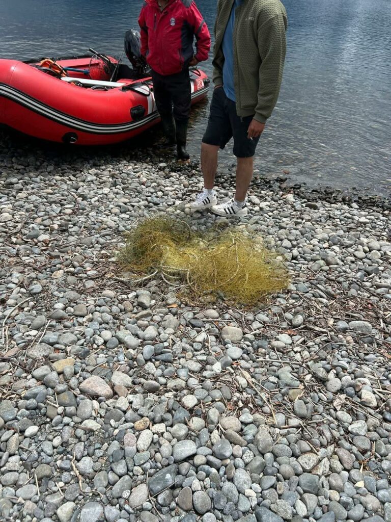 Municipalidad de Futrono en alerta tras hallazgo de malla para pesca ilegal en el lago Ranco