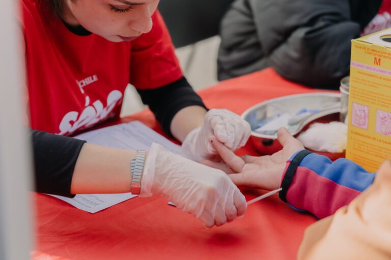 Día Mundial del Sida: cifras globales avanzan, pero América Latina y Chile siguen rezagados