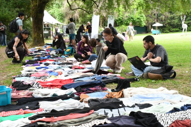 UACh realizó segunda feria de moda circular de estudiantes
