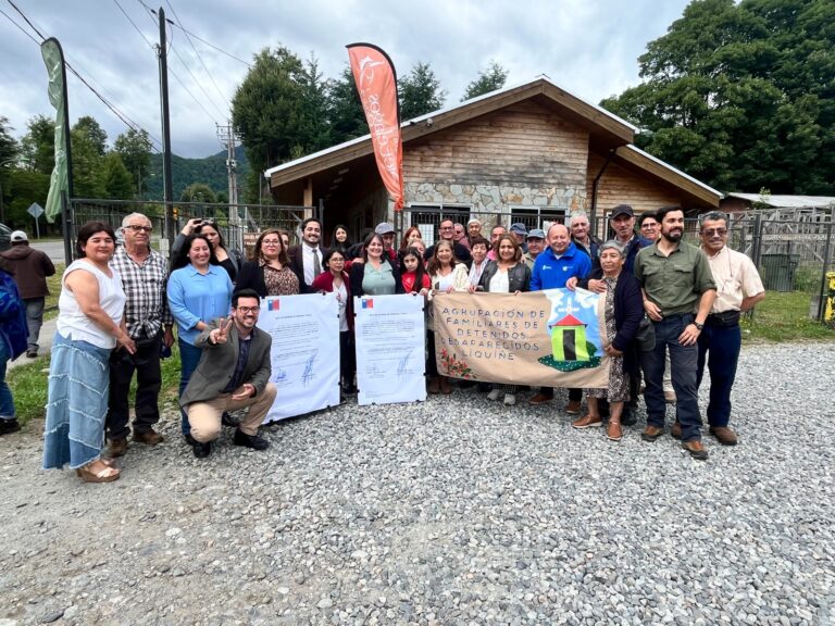 Bienes Nacionales entrega dos Concesiones de Uso Gratuito en Liquiñe para fortalecer servicios públicos y memoria histórica