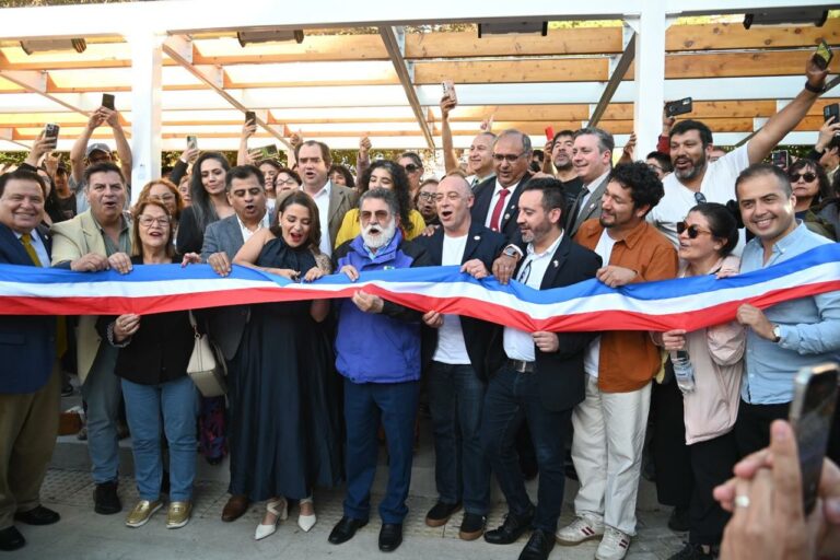 Plazas Chile y Pedro de Valdivia reabren renovadas con énfasis en vida comunitaria