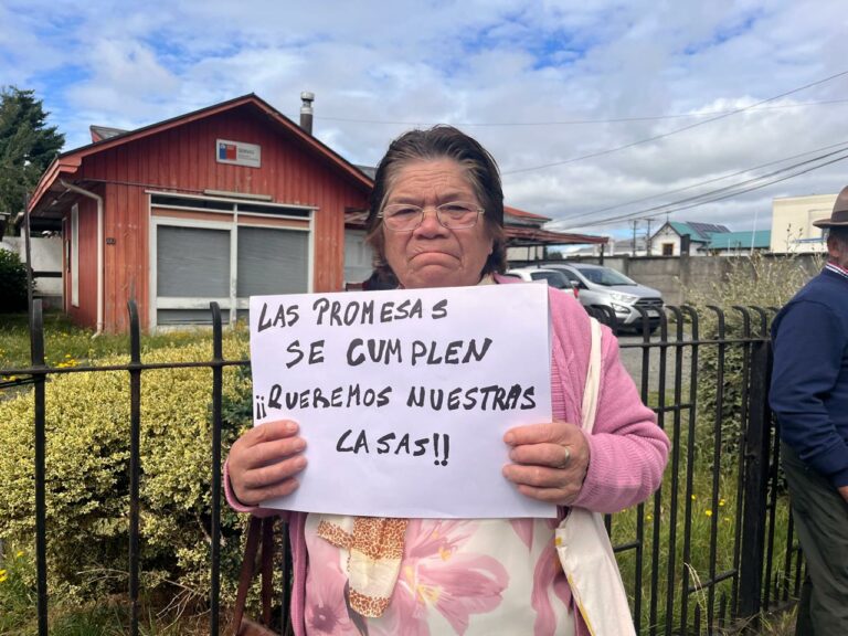 Familias rurales del Ranco se manifiestan frente a SERVIU por retrasos en proyectos habitacionales DS-10