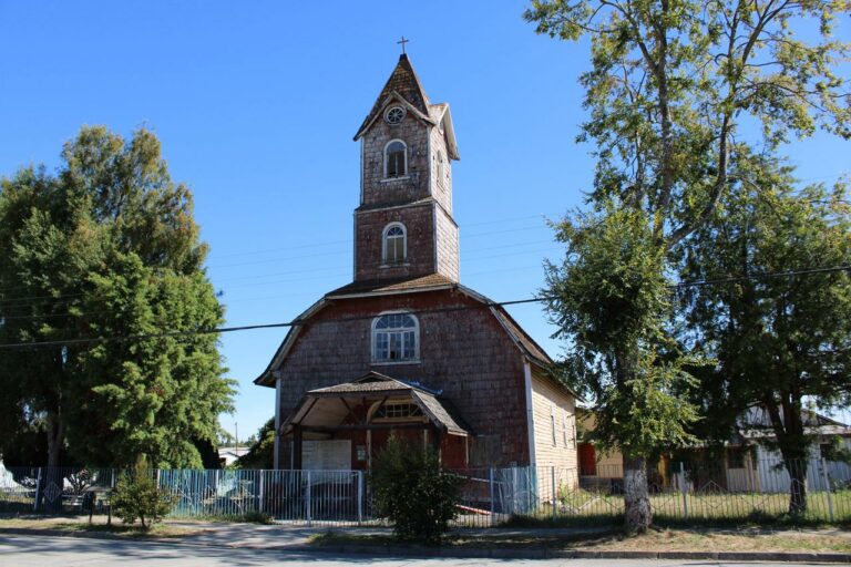 Alcalde de Paillaco anuncia publicación de la licitación para restauración de la Iglesia Nuestra Señora de Lourdes de Reumén