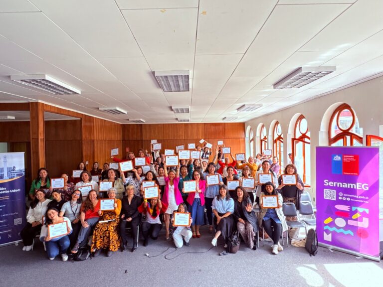 Mujeres se certificaron en Escuela de Formación en Liderazgo Político impulsada por SernamEG Los Ríos y la UdeC