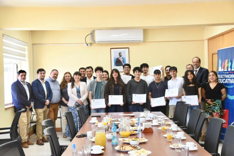 Autoridades regionales compartieron tradicional desayuno con estudiantes que obtuvieron Distinción a sus Trayectorias Educativas