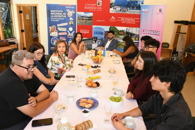 UACh e INJUV Los Ríos reconocen a jóvenes líderes que ingresan por Admisión Especial a la Educación Superior