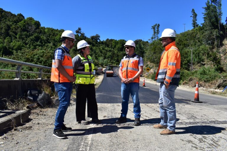 MOP eleva seguridad vial en Ruta Corral-Chaihuín con renovación de carpeta asfáltica