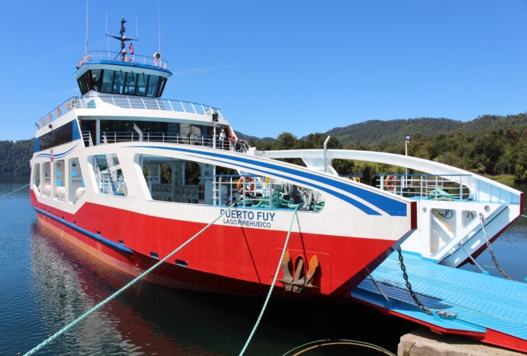 Barcaza Puerto Fuy retoma recorridos en Lago Pirehueico conectando a usuarios y turistas por el Paso Hua Hum