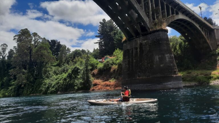 PAI Antulemu Río Bueno realizó tradicional bajada en kayak junto a jóvenes del programa