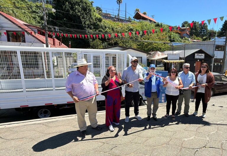  Los Ríos concreta entrega de cinco camiones recolectores de residuos inorgánicos para fortalecer gestión municipal