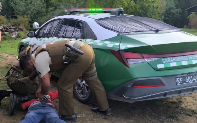 Hombre fue detenido por robo con violencia en plena Plaza de Armas de Mariquina