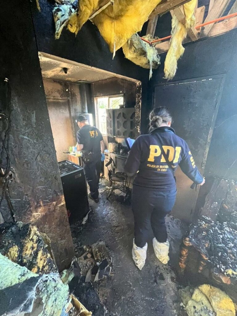 PDI investiga delito de incendio en vivienda de Río Bueno: propietario resultó con lesiones leves y fue detenido