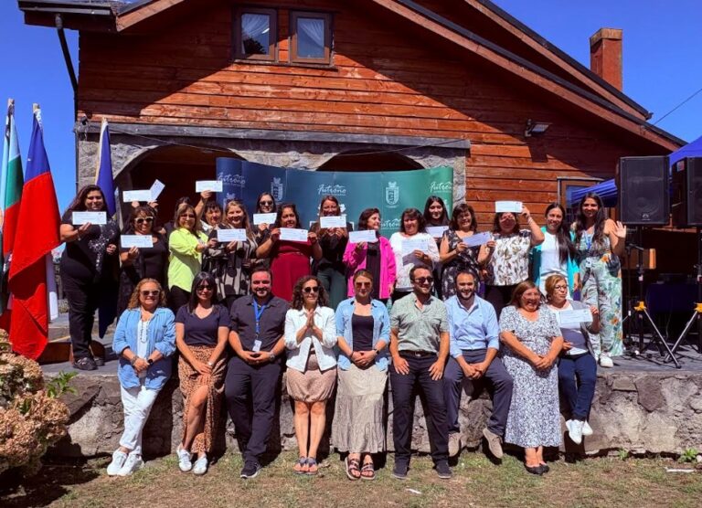 Mujeres Jefas de Hogar de Futrono se certifican en talleres y reciben Fondo Concursable 2025