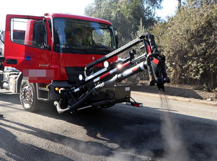 GORE destinó más de $404 millones para nuevo camión bacheador que mejorará la conservación de caminos en Los Ríos