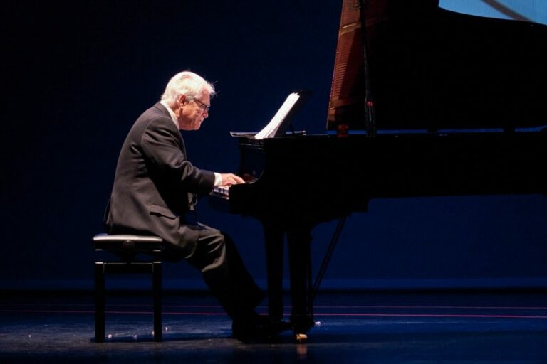 El maestro Roberto Bravo interpretará música de compositores latinos en el Teatro Cervantes